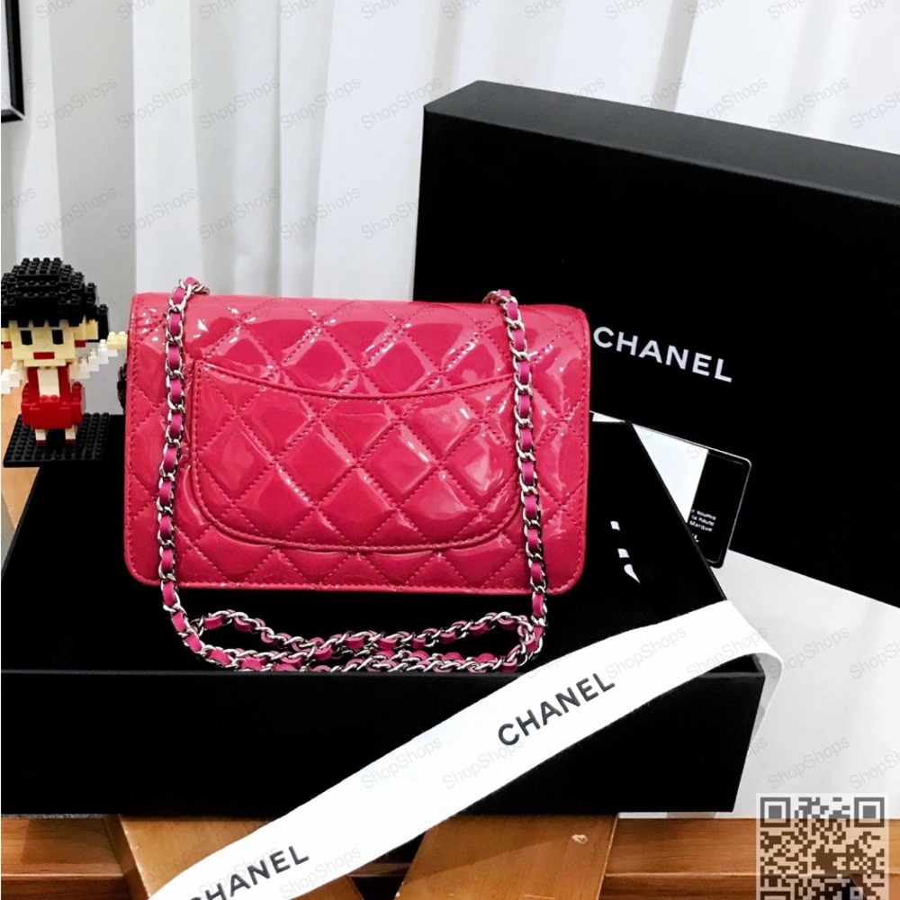 Chanel WOC in Patent Leather. Excellent condition and comes with a complete set.
